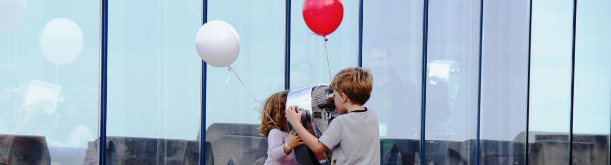 Kinder mit rotem Luftballon
