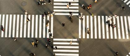 Menschen laufen über eine Kreuzung aus Zebrastreifen